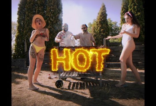 Extrait du clip de "Hot For Summer" de Dirty Shirt